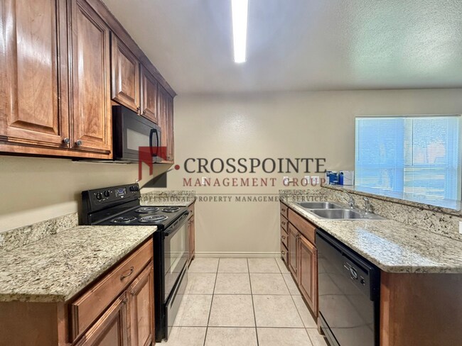 Building Photo - 2 Bedroom, 2 Bathroom Duplex!