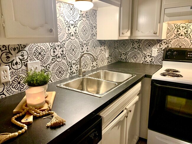 Building Photo - 4342 Rue de Belle Maison