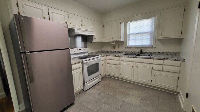 Building Photo - 3 Bedroom, 1 Bathroom Brick Ranch-Style Home