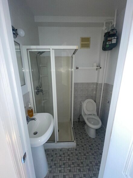 Building Photo - 16 Conselyea St