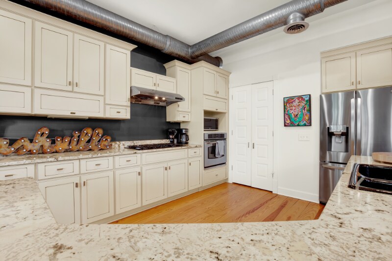 Building Photo - 210 E Waldburg St