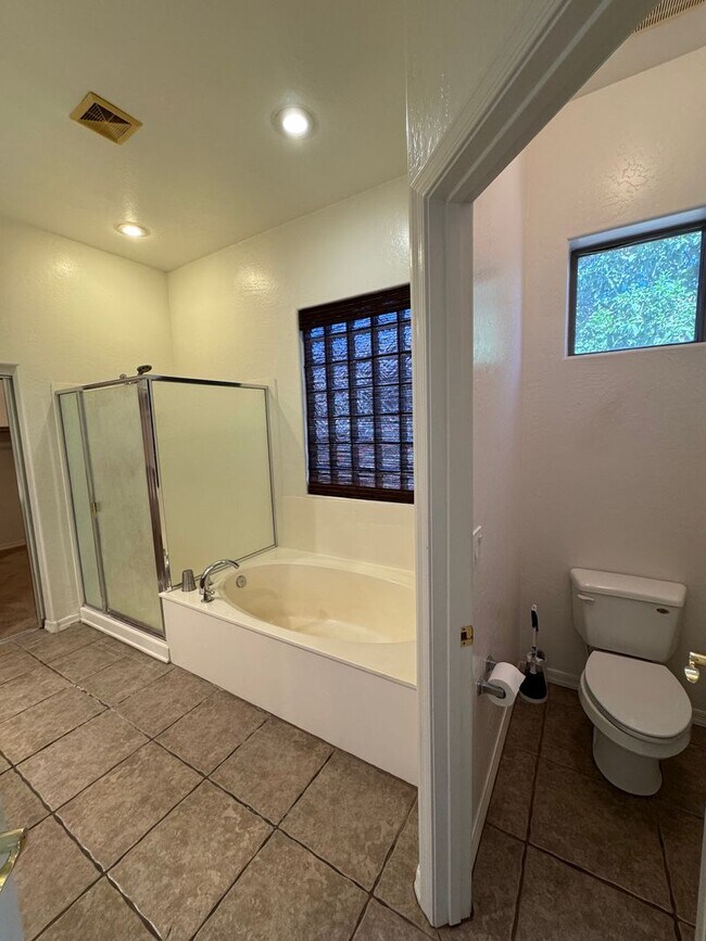 Building Photo - ***1st month's rent 1/2 off** 4BD / 3BA Chandler Home for Rent!