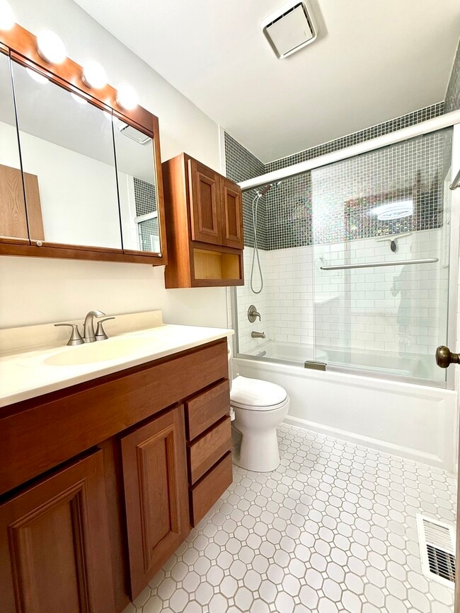 Building Photo - 2449 Carlton Dr