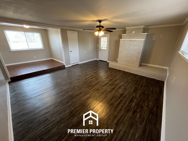 Building Photo - Beautiful 3BR/2BA Memphis Home with Hardwood Floors, Formal Dining & Fenced Yard