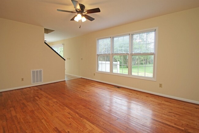 Building Photo - 1345 Goldfinch Dr