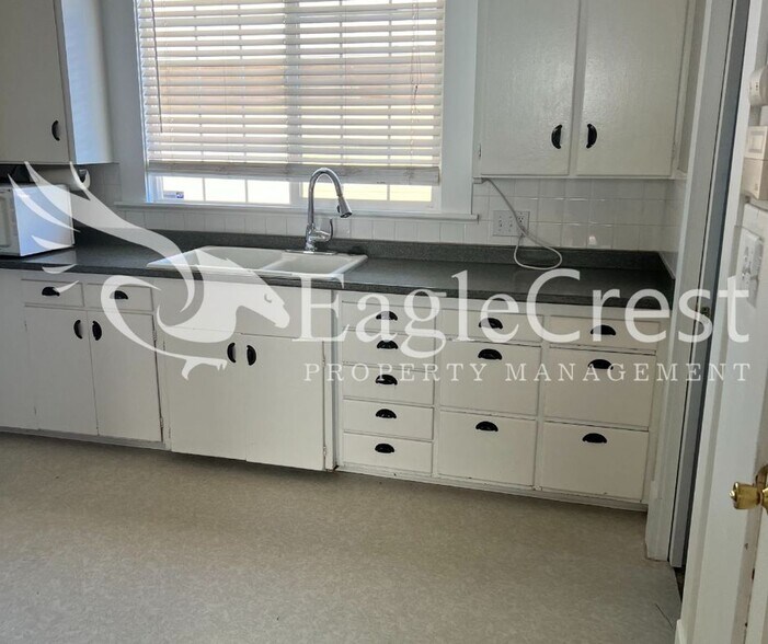 Building Photo - Charming 3BR Home with Spacious Yard & Bonus Living Space