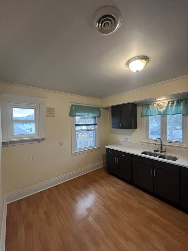 Building Photo - 2729 Dewey Ave