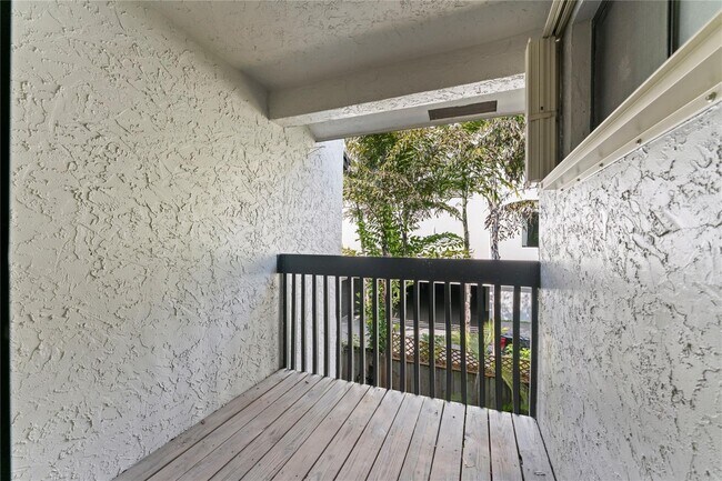 Building Photo - 817 SE 12th Ct