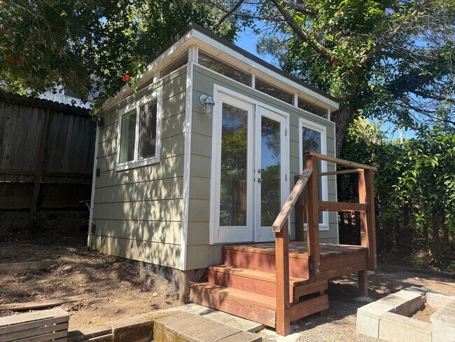 Building Photo - THREE BEDROOM / TWO BATH HOME IN NICE NEIG...