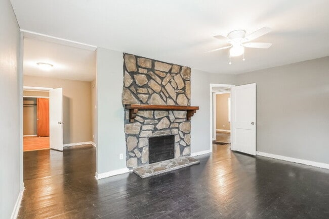 Building Photo - Recently Remodeled Clean Home for Immediate Move-In