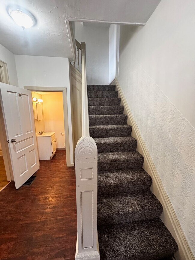 Building Photo - Welcome Home to 1101 Fredonia!