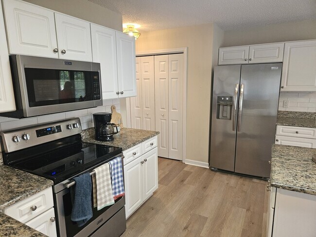 Building Photo - Furnished Mid Term rental