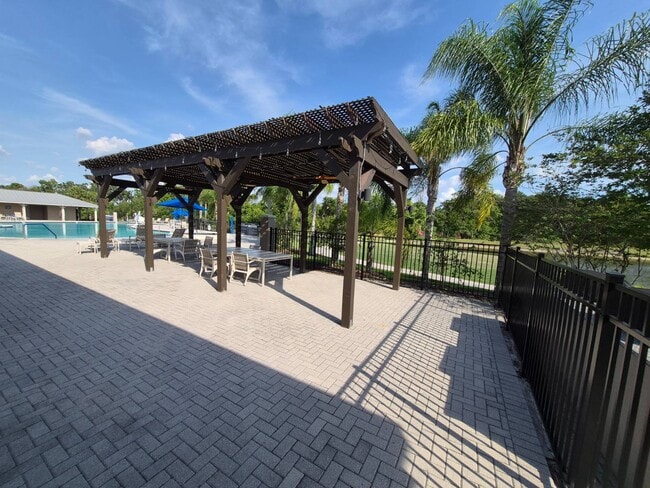 Building Photo - 2113 Sawgrass Ln