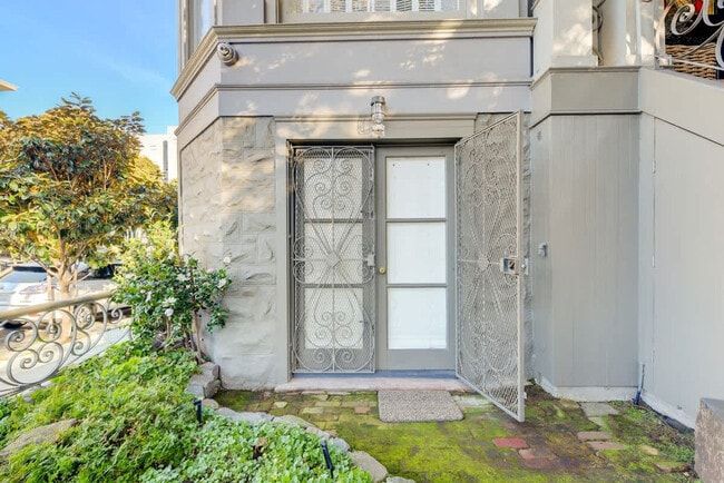 Building Photo - 2424 Gough St