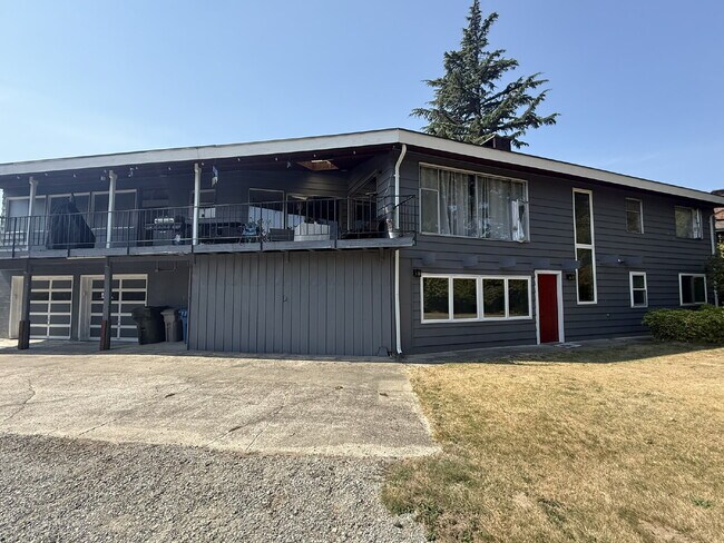 Primary Photo - Spacious 3 Bedroom Unit - READY FOR MOVE IN!