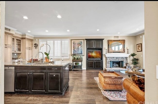 Building Photo - 9 Marisol