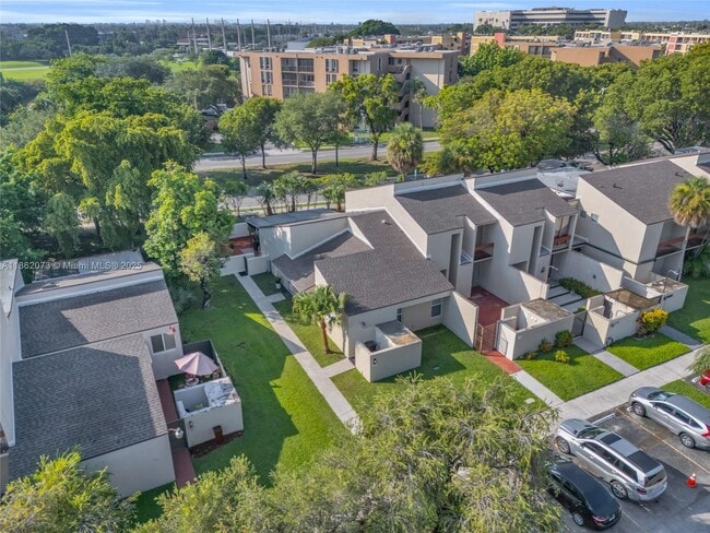Building Photo - 9131 Fontainebleau Blvd