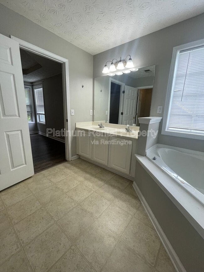 Building Photo - 475 Ellesmere Way