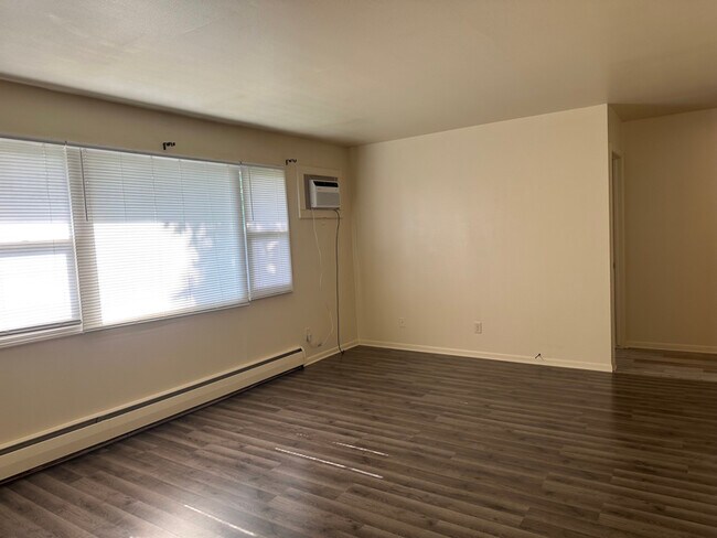 Building Photo - 4825 Lovell Ln