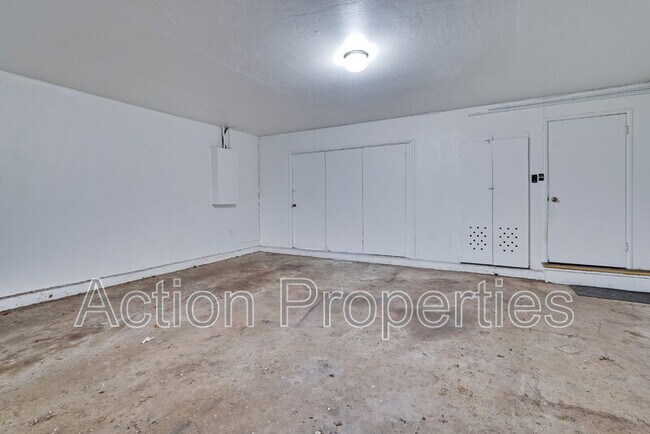 Building Photo - 306 N Clark Ave