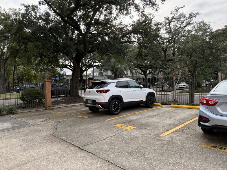 Building Photo - 3915 Saint Charles Ave