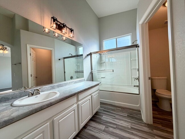 Building Photo - 2 bedroom townhome with back yard in Boulder Ranch