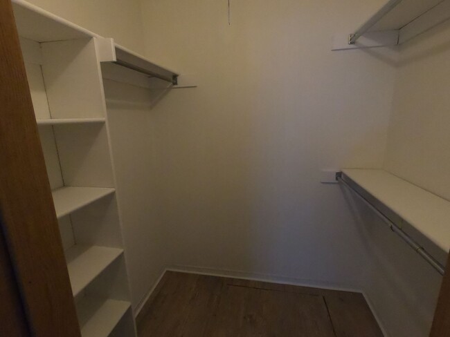 Building Photo - Ground floor condo, feels like home!