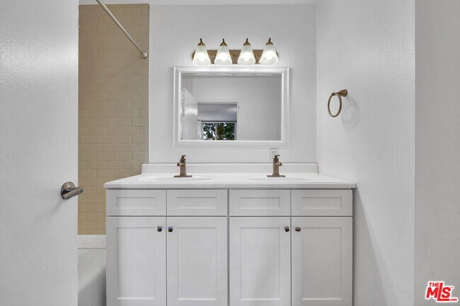 Building Photo - 100 S Doheny Dr