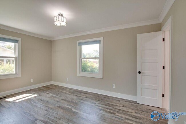 Building Photo - 213 Drake Ave SW