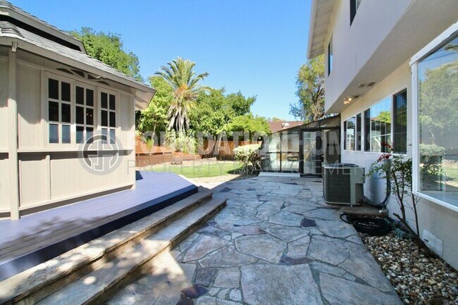 Building Photo - 373 San Luis Way