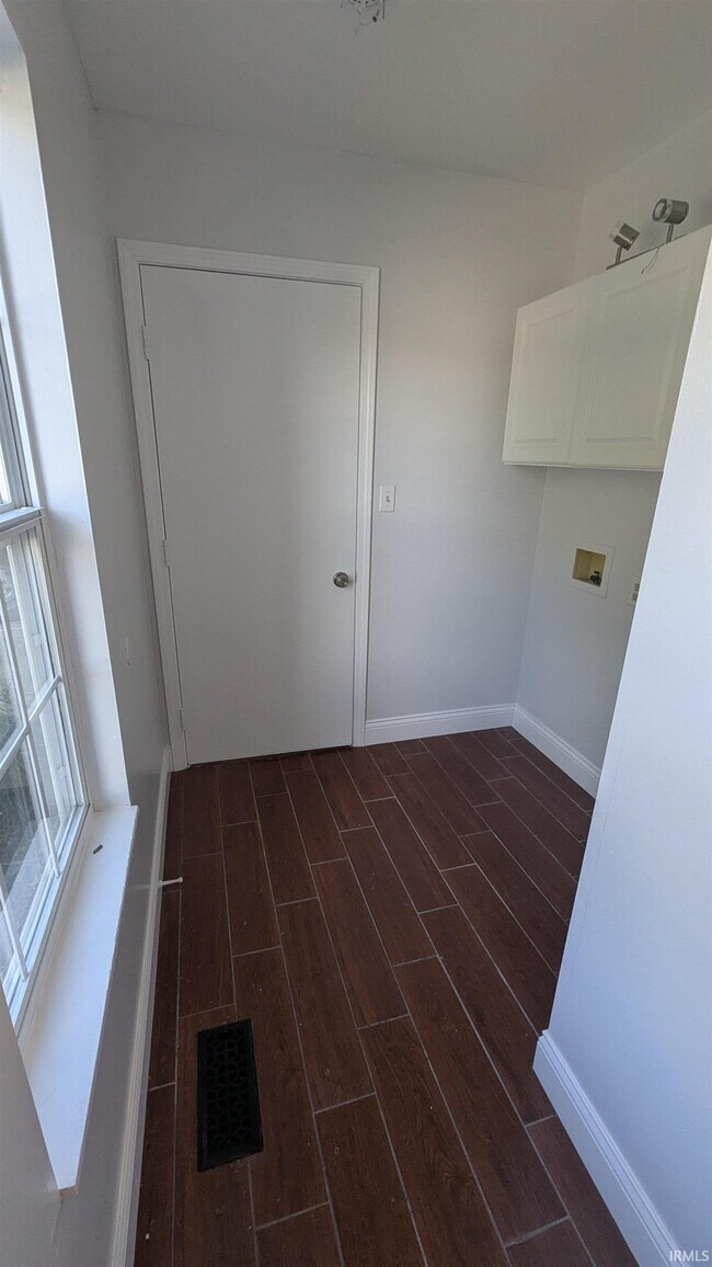 Building Photo - 432 E Laurelwood Dr