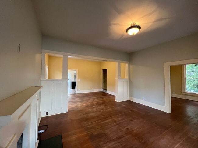 Building Photo - 3 Bedroom Craftsman style home in prime As...