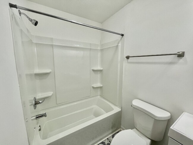 Building Photo - 3 Bed, 2 Bath Nest Near Cape Fear Valley