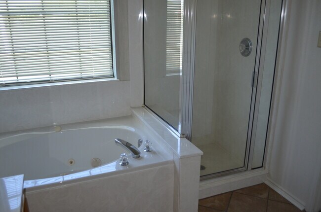 Building Photo - 2521 Creek Dr
