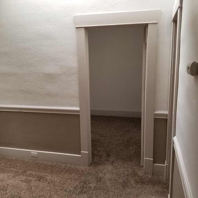 Building Photo - Spacious 2 bed 1 bath apartment on Main st...