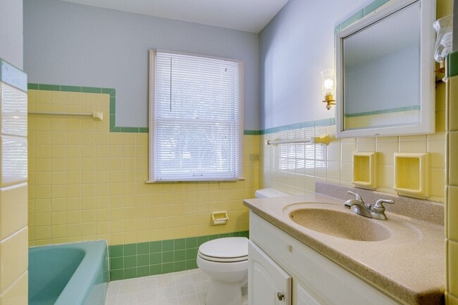 Building Photo - 3 bedroom, 2 bath Ranch -AVAILABLE AUGUST