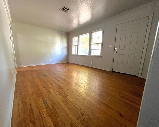 Building Photo - Remodeled Central Norman 3-bed 2-bath 2 Li...