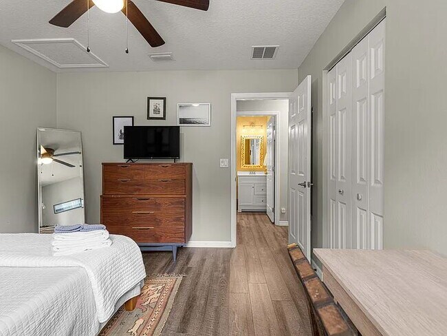 Building Photo - Beautifully updated 3 bedroom, 2 bath home.