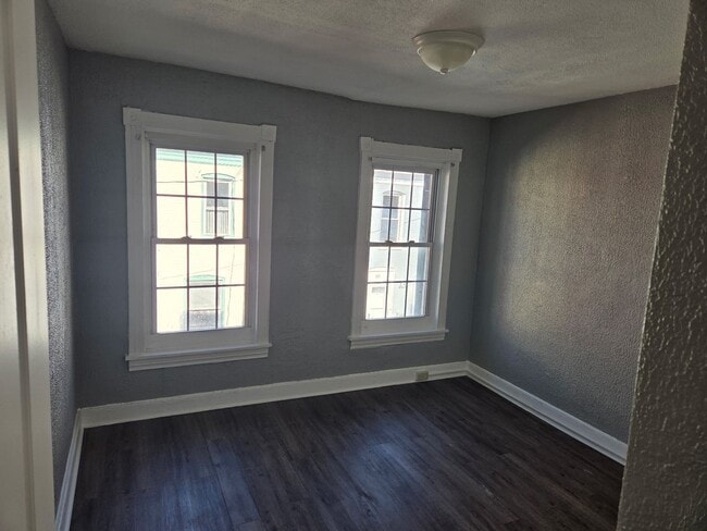 Building Photo - 3 Bedroom 1 Bath Home Available for Rent