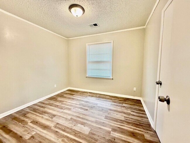 Building Photo - 3345 Charlotte Rd