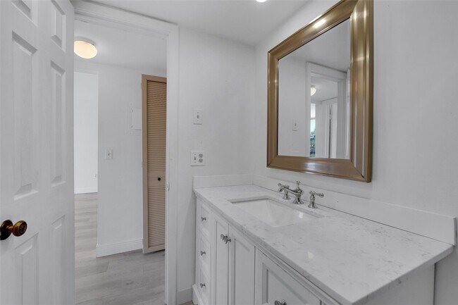 Building Photo - 301 Croton Ave