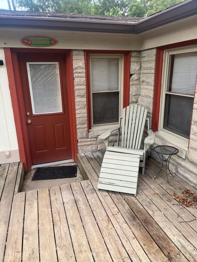 Building Photo - 3 Bedroom 2 Full Bath Home