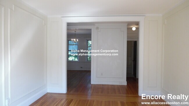 Building Photo - 90 Maple St