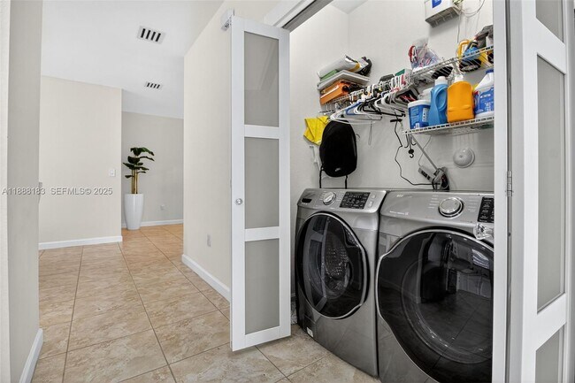 Building Photo - 3616 SE 2nd Dr