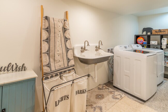 Building Photo - 116 4th Ave N