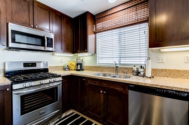 Building Photo - 2 Master Suites - 2 car garage - Townhome