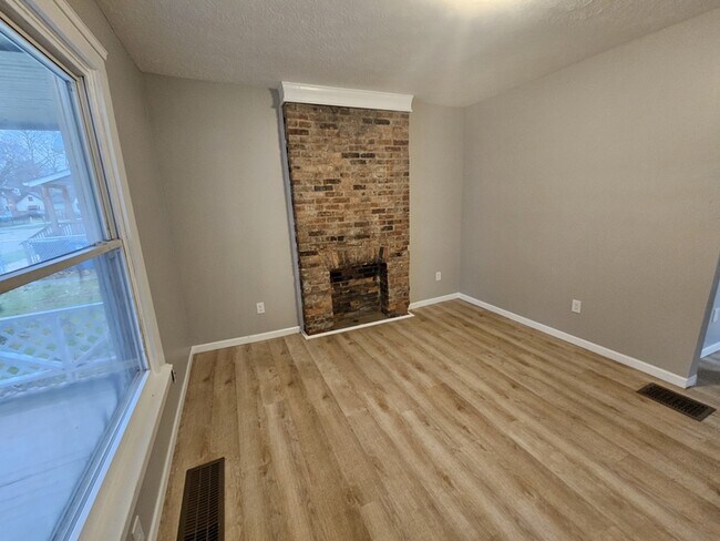 Building Photo - 1914 W 58th St