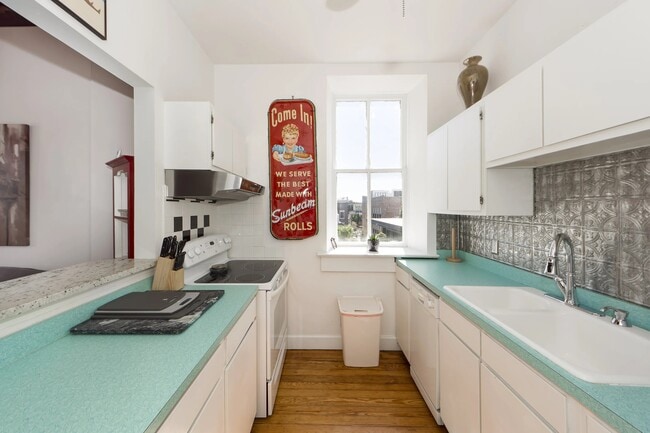 Building Photo - 350 King St