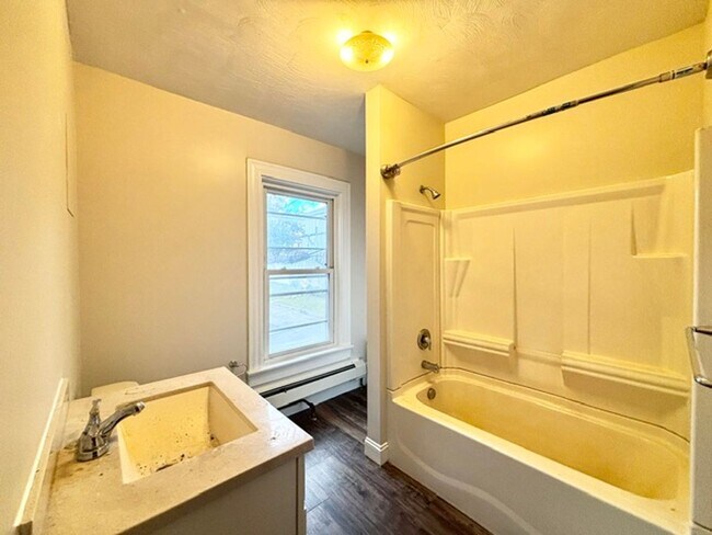 Building Photo - 3 bedroom/ 1.5 Bath Home for rent MAnor, PA 15665