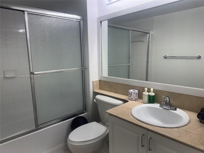 Building Photo - 1155 Brickell Bay Dr
